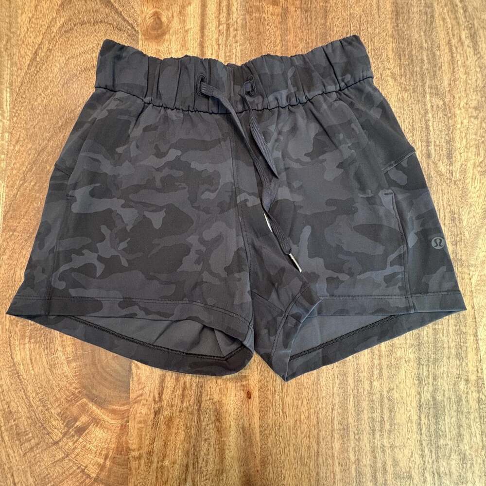 Lululemon Shorts Womens Small Black Camo Relaxed 2.5 Inseam Running Athletic